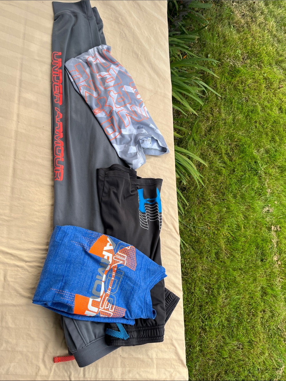 UnderArmour joggers/shorts/tee  pants Bundle Sz L big boys